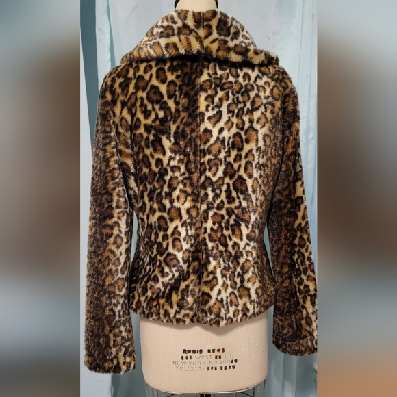 Velvety soft leopard faux fur 🐾 - Picture 2 of 5